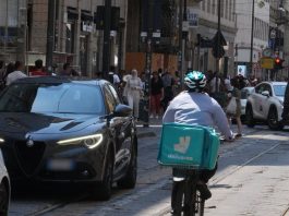 Accusa di caporalato su migliaia di rider, controllo giudiziario su Deliveroo