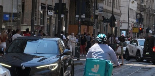 Accusa di caporalato su migliaia di rider, controllo giudiziario su Deliveroo