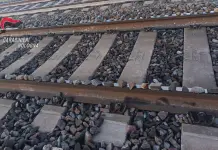 Sabotaggi alle ferrovie, arrestato nel Bolognese un ventenne sorpreso a collocare pietre sulle rotaie