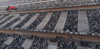 Sabotaggi alle ferrovie, arrestato nel Bolognese un ventenne sorpreso a collocare pietre sulle rotaie