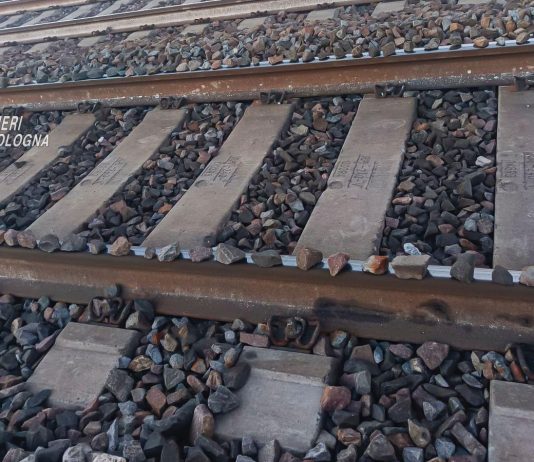 Sabotaggi alle ferrovie, arrestato nel Bolognese un ventenne sorpreso a collocare pietre sulle rotaie