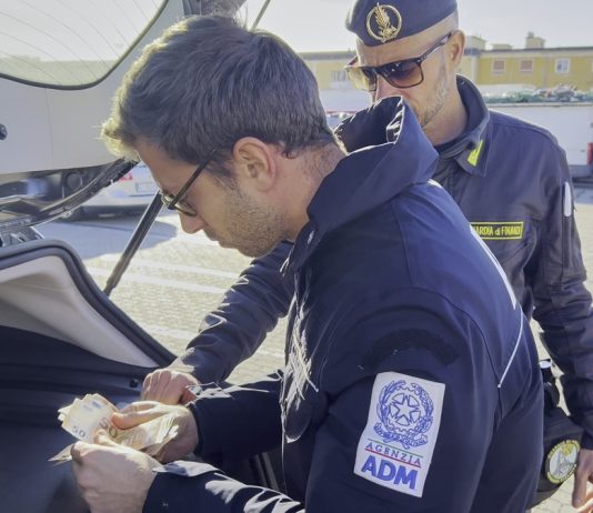 Controlli Adm e Guardia di Finanza a Genova, bloccati nel 2025 oltre 5,3 milioni di euro diretti in Nord Africa