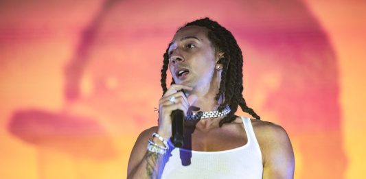 Ghali presenta a sorpresa il brano “Basta”