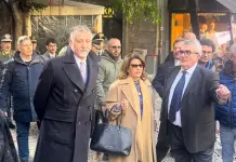 Sopralluogo del ministro Giuli al Teatro Sannazaro, abbraccio con i proprietari