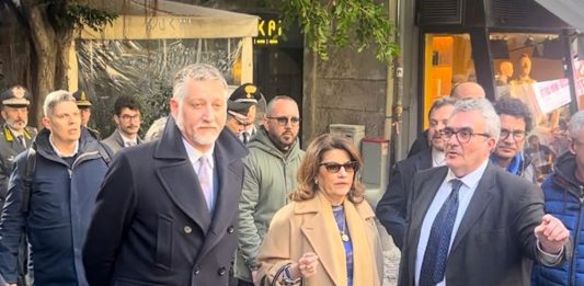 Sopralluogo del ministro Giuli al Teatro Sannazaro, abbraccio con i proprietari