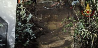 Roma, crolla il muro di contenimento e travolge un’abitazione a Formello: un morto