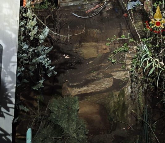 Roma, crolla il muro di contenimento e travolge un’abitazione a Formello: un morto