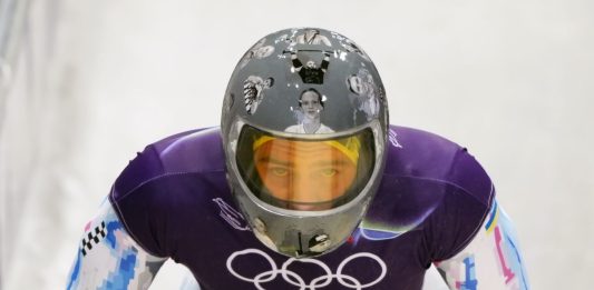 Casco commemorativo con gli atleti vittime in Ucraina, Heraskevych escluso dai Giochi. Zelensky: “Così il Cio asseconda l’aggressore”