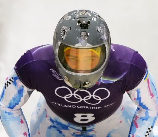 Casco commemorativo con gli atleti vittime in Ucraina, escluso da Milano-Cortina lo skeletonista Heraskevych