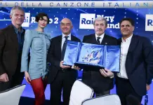 Bucci svela la caravella in filigrana premio della serata delle Cover di Sanremo