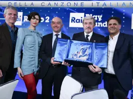 Bucci svela la caravella in filigrana premio della serata delle Cover di Sanremo