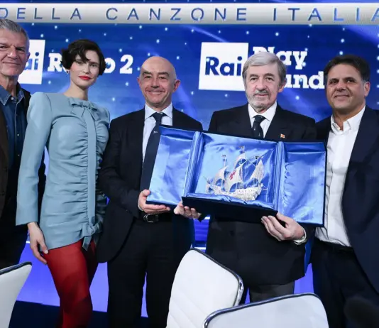 Bucci svela la caravella in filigrana premio della serata delle Cover di Sanremo