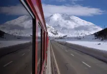 Un treno deraglia in Svizzera a causa di una valanga: ci sono diverse persone ferite