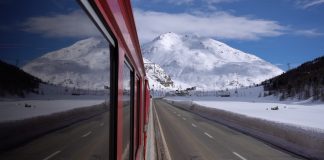 Un treno deraglia in Svizzera a causa di una valanga: ci sono diverse persone ferite
