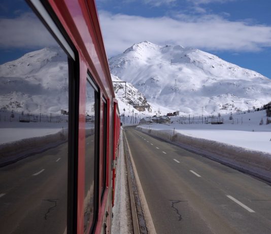 Un treno deraglia in Svizzera a causa di una valanga: ci sono diverse persone ferite