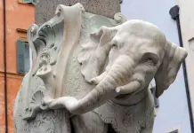 Nel centro di Roma danneggiato l’Elefante del Bernini. Giuli: “Inammissibile atto di barbarie”