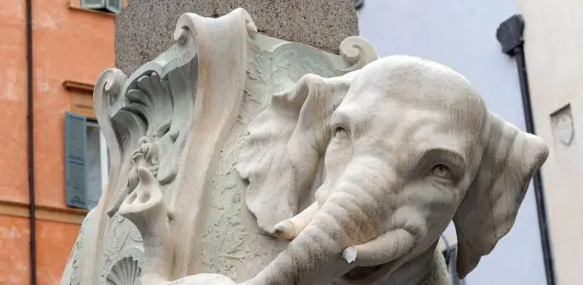 Nel centro di Roma danneggiato l’Elefante del Bernini. Giuli: “Inammissibile atto di barbarie”