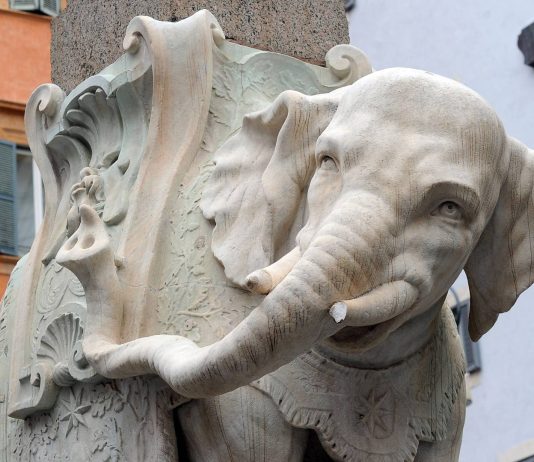 Nel centro di Roma danneggiato l’Elefante del Bernini. Giuli: “Inammissibile atto di barbarie”