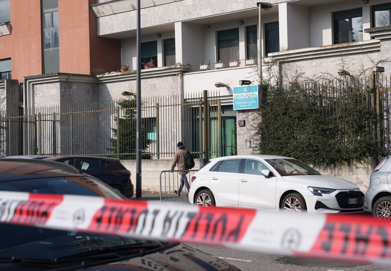 I quattro colleghi di Cinturrino indagati sono stati trasferiti in altri commissariati di Milano