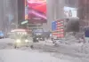 Bufera di neve a New York, la città sospesa tra emergenza e meraviglia / Video