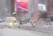 Bufera di neve a New York, la città sospesa tra emergenza e meraviglia / Video