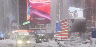 Bufera di neve a New York, la città sospesa tra emergenza e meraviglia / Video