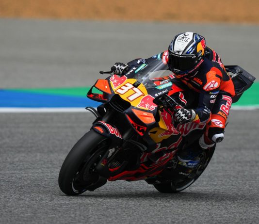 MotoGP, Acosta vince la sprint del GP di Thailandia. Bezzecchi in pole per la gara lunga