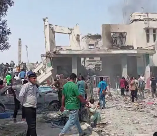 Israele e Usa attaccano l’Iran, raid su una scuola: almeno 51 morti. Teheran risponde: esplosioni anche in Bahrein, Kuwait ed Emirati