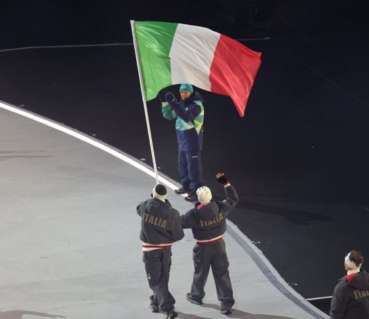 A San Siro la cerimonia di apertura di Milano-Cortina, l’Italia Team chiude tra gli applausi la sfilata degli atleti. Fischi per Vance