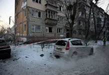 Ucraina, ancora una notte di esplosioni e raid russi su Kiev. Lavrov “Nuove sanzioni Usa a Mosca, Putin è rimasto sorpreso”