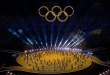 A San Siro la cerimonia di apertura di Milano-Cortina, in corso la sfilata diffusa degli atleti. Mattarella arriva su tram guidato da Valentino Rossi