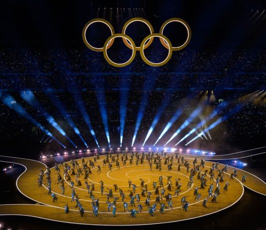 A San Siro la cerimonia di apertura di Milano-Cortina, in corso la sfilata diffusa degli atleti. Mattarella arriva su tram guidato da Valentino Rossi
