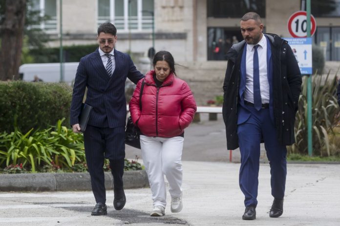 Napoli, Patrizia la madre del bimbo in attesa di trapianto di cuore arrivato danneggiato dopo il trasporto lascia l'ospedale Monaldi