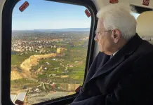 Mattarella in visita a Niscemi, applausi al suo arrivo. Sopralluogo in elicottero sulla zona della frana / Video