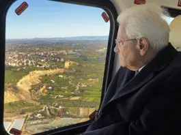 Mattarella in visita a Niscemi, applausi al suo arrivo. Sopralluogo in elicottero sulla zona della frana / Video