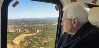 Mattarella in visita a Niscemi, applausi al suo arrivo. Sopralluogo in elicottero sulla zona della frana / Video