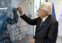 Mattarella al Villaggio olimpico di Milano, firma sul “Murale della tregua” e saluto ad atleti e tecnici