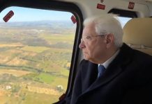 Mattarella in visita a Niscemi, applausi al suo arrivo. Sopralluogo in elicottero sulla zona della frana / Video