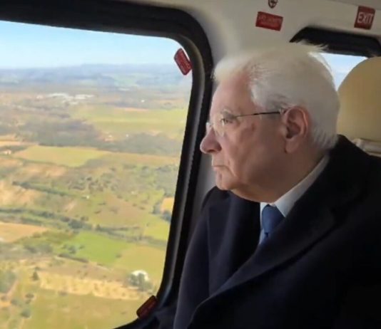 Mattarella in visita a Niscemi, applausi al suo arrivo. Sopralluogo in elicottero sulla zona della frana / Video