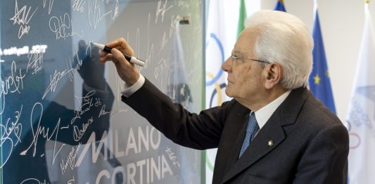Mattarella al Villaggio olimpico di Milano, firma sul “Murale della tregua” e saluto ad atleti e tecnici