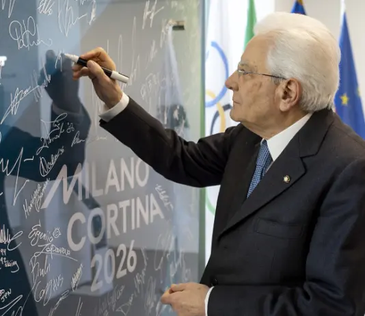 Mattarella al Villaggio olimpico di Milano, firma sul “Murale della tregua” e saluto ad atleti e tecnici