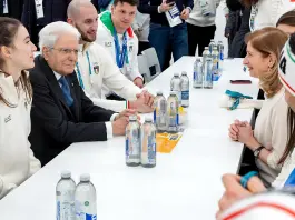 Mattarella a pranzo con gli azzurri, poi la visita a Casa Italia “Le medaglie sono degli atleti, io fortunato a esserci” / Video