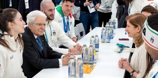 Mattarella a pranzo con gli azzurri, poi la visita a Casa Italia “Le medaglie sono degli atleti, io fortunato a esserci” / Video