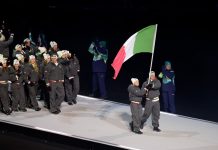 A San Siro la cerimonia di apertura di Milano-Cortina, l’Italia Team chiude tra gli applausi la sfilata degli atleti. Fischi per Vance