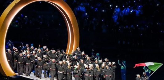 Notte di stelle tra omaggi e coreografie: le immagini dello show che ha aperto le Olimpiadi invernali / Foto