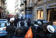 Incendio a Napoli, in fiamme il teatro Sannazaro. Evacuate circa 60 persone, 8 intossicate ma nessun ferito