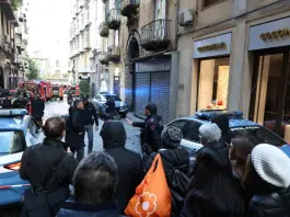 Il teatro Sannazaro di Napoli distrutto dalle fiamme, evacuati 22 appartamenti. La Procura apre un’inchiesta per incendio colposo