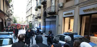 Il teatro Sannazaro di Napoli distrutto dalle fiamme, evacuati 22 appartamenti. La Procura apre un’inchiesta per incendio colposo