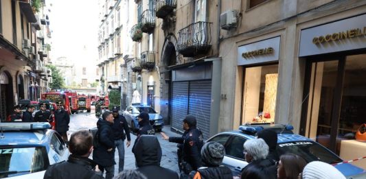 Il teatro Sannazaro di Napoli distrutto dalle fiamme, evacuati 22 appartamenti. La Procura apre un’inchiesta per incendio colposo