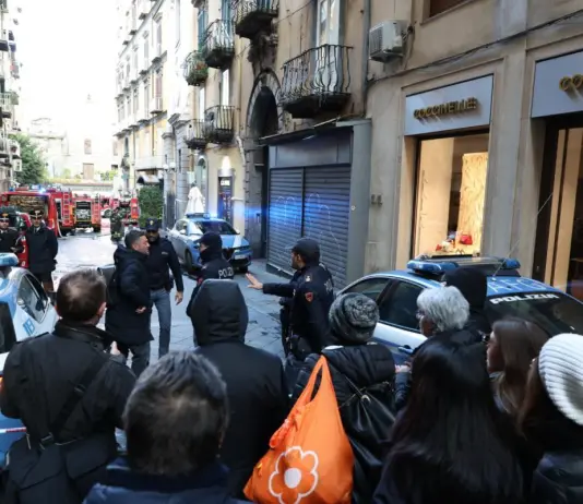 Incendio a Napoli, in fiamme il teatro Sannazaro. Evacuate circa 60 persone, 8 intossicate ma nessun ferito
